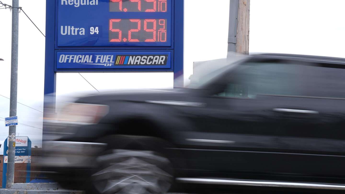 The gas prices fast food sales trend shows declining demand. Learn how rising fuel costs are impacting restaurants and consumers.